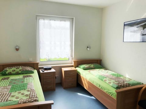 2 bedrooms, internet, bed sheets, wheelchair access