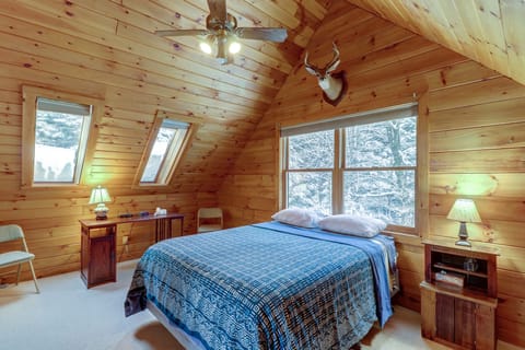 Serene luxury cabin with WiFi, private hot tub, wood stove & deck Cabin in Hyde Park