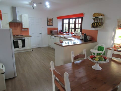 Large fully equipped kitchen diner.
