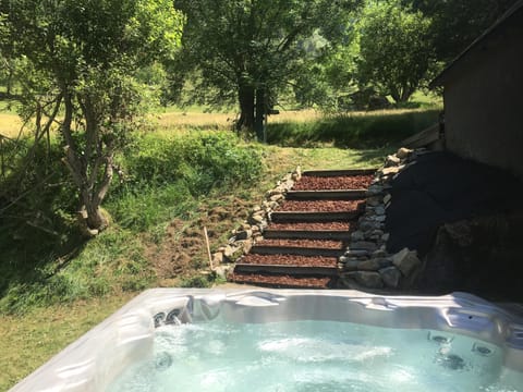 Outdoor spa tub