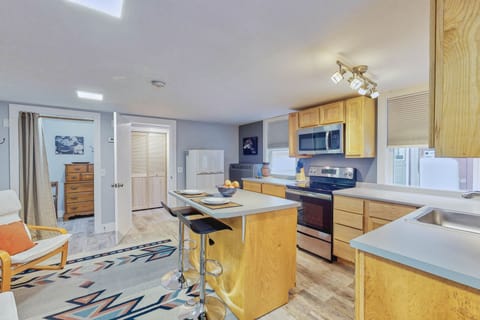 Romantic getaway for two with full kitchen - near lakes & parks Apartment in Southwest Harbor