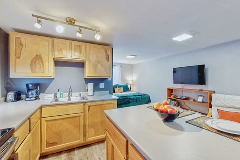 Romantic getaway for two with full kitchen - near lakes & parks Apartment in Southwest Harbor