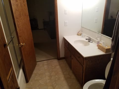 1st Floor Bathroom - Tub & shower