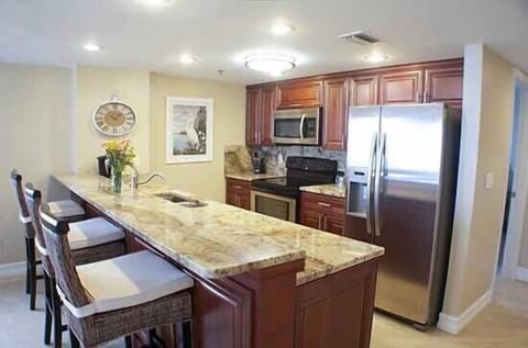 Private kitchen | Fridge, microwave, oven, stovetop