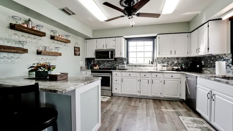 Private kitchen | Fridge, microwave, oven, stovetop