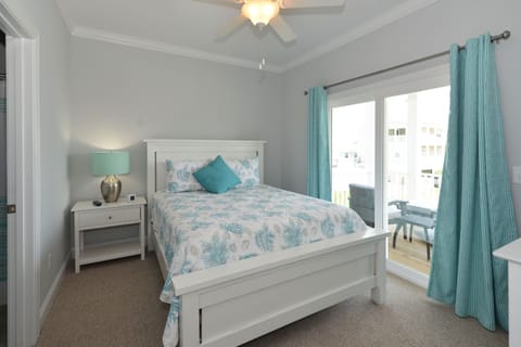 Queen bed with deck access on the ocean side