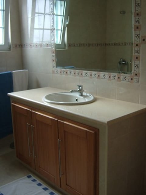 Combined shower/tub, hair dryer, towels