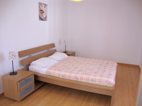 3 bedrooms, iron/ironing board, internet, bed sheets