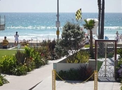 Beach nearby, sun loungers, beach towels