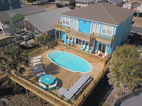 LARGE DECK AND POOL WITH ROOM FOR EVERYBODY