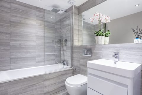 Combined shower/tub