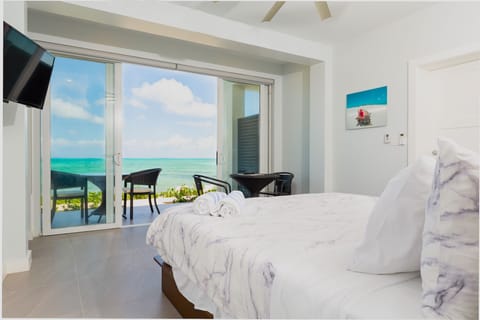 Wake up to endless, unobstructed oceanviews 