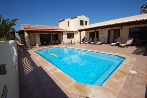 5* spacious and secluded villa. Hot tub & heated pool. 10 mins walk to ...