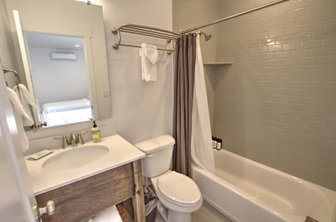 Combined shower/tub, towels