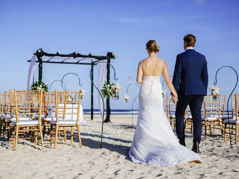 Beach nearby, sun loungers, beach towels