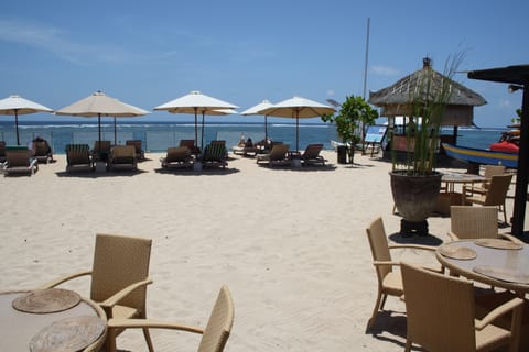 Beach nearby, sun loungers, beach towels