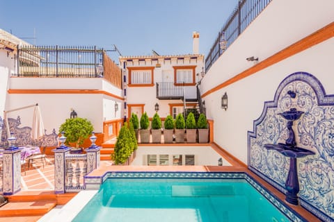 Enjoy the private pool of this luxury house in the center of Alhaurín el Grande