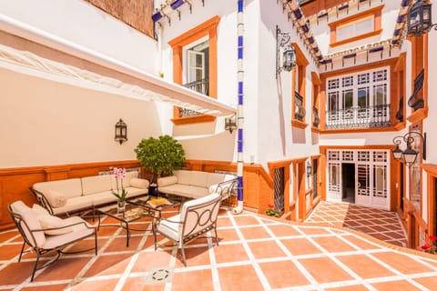 Enjoy the terrace of this luxury house in the center of Alhaurín el Grande
