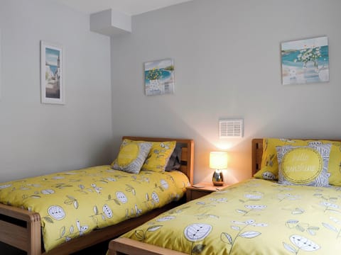 Twin bedroom | Club Cottage, Bowness-on-Windermere