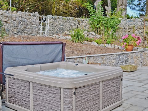Hot tub | Haulfryn Cottage, Llandegfan, nr. Menai Bridge
