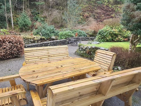 Outdoor eating area | Joan’s Cottage, Seldom Seen near Thornthwaite