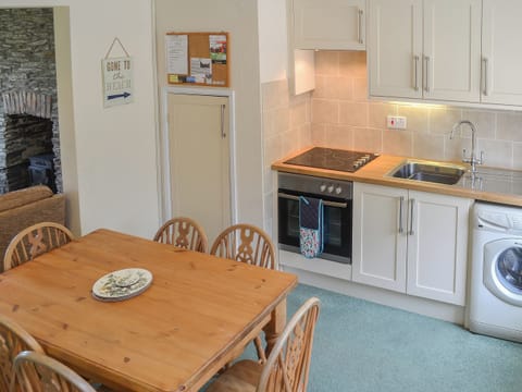 Well-appointed kitchen/diner | Quarrymans Cottage, Edmonton, near Wadebridge