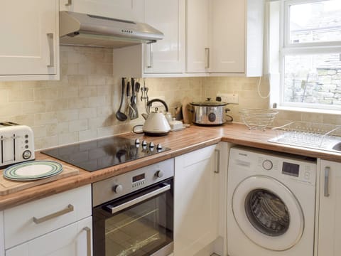 Well-equipped fitted kitchen | Cuckoo Hill View, Reeth, near Richmond