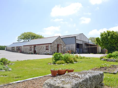 Landscaped garden area | Ash Tree Cottage, Four Lanes, near Camborne