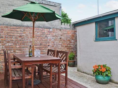 Sitting-out-area | Elens Place, Tywyn