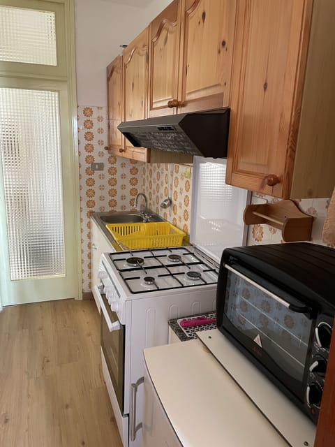 Fridge, oven, stovetop, coffee/tea maker