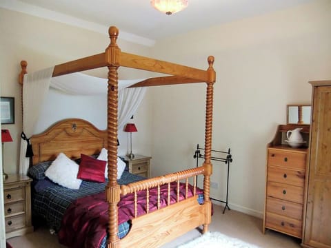 Four Poster bedroom | Brightwater Cottage, Arnisdale, nr. Glenelg