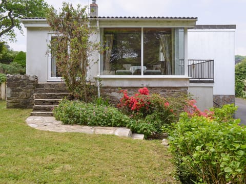 Charming holiday home with picture window overlooking the garden | Tucstan, Constantine, near Falmouth