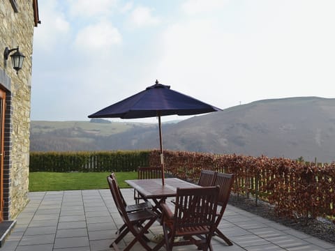 Sitting-out-area | Tynrhelyg Cottages - Helygen, Talybont, nr. Aberystwyth