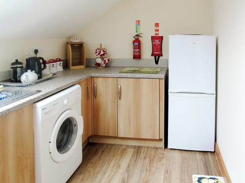 Well equipped kitchen | Ysgubor Uchaf - Bwlchgwyn Equestrian Holidays, Arthog, near Fairbourne