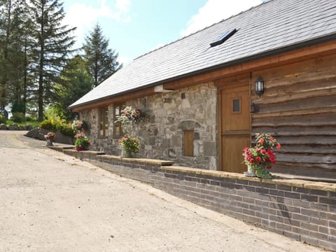 Exterior | Y Dderwen, Llanfair Caereinion