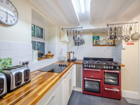 Kitchen with gas range | Noddfa, Harlech