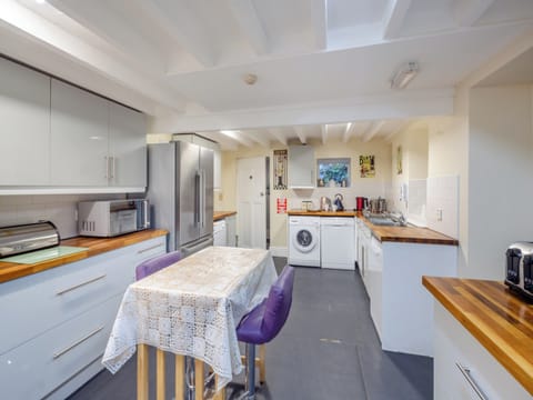 Kitchen with gas range | Noddfa, Harlech