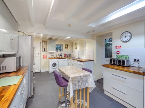 Kitchen with gas range | Noddfa, Harlech