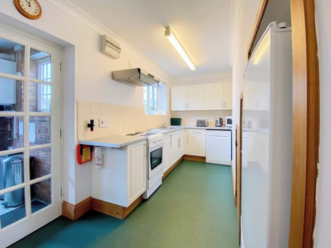 Lovely well-fitted kitchen | Sweet Coppin - The Old Kennels Holidays, Ledbury