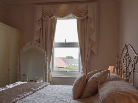 Tranquil bedroom with kingsize bed | Ash Villas, Southport