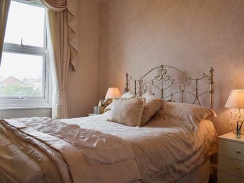 Tranquil bedroom with kingsize bed | Ash Villas, Southport