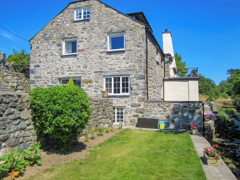 Delightful holiday accommodation | Snowdon - The Woollen Mill, Penygroes, near Caernarfon