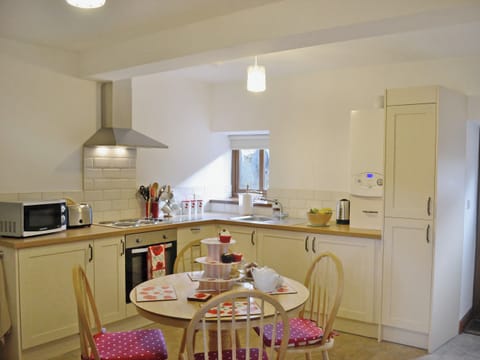 Kitchen/diner | Hendrelas Farm - Ty&rsquo;r Tarw, Rhos, nr. Pontardawe