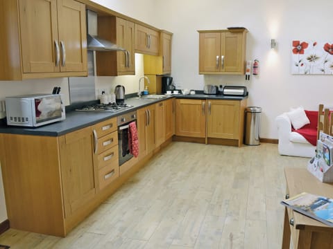 Spacious kitchen/dining room | Blackthorn Cottage, Swan Pool, near Falmouth