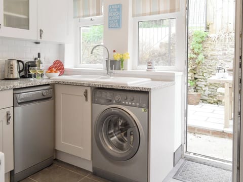 Fully-appointed kitchen | Teal Cottage, Instow, near Bideford