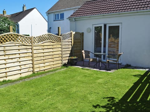 Small, enclosed lawned garden | Little Tamarisk, Padstow