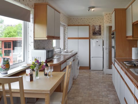 Breakfast area, electric oven and hob, microwave, kettle, fridge / freezer, dishwasher, washing machine and Freeview TV | Dart Corner, Bovey Tracey