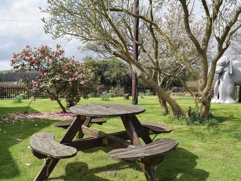 Sitting-out-area | Lena’s Lodge, Camer’s Green, Berrow, near Malvern