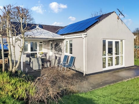 Delightful holiday home | The Cottage, Dulas, Anglesey