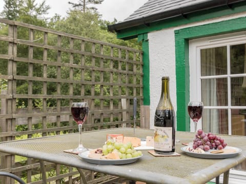 Quaint sitting out area | Bonnie&rsquo;s Bothy - Invertrossachs Estate Cottages, Invertrossachs, near Callander